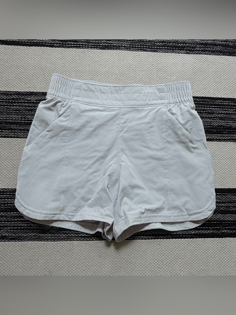 Columbia‎ Women's White Elastic-Waist Athletic Shorts with Lining Size M